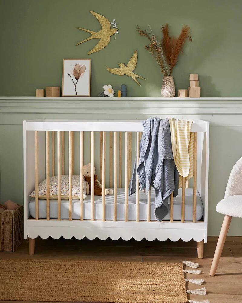 Lit bébé évolutif Feston blanc avec détails festonnés