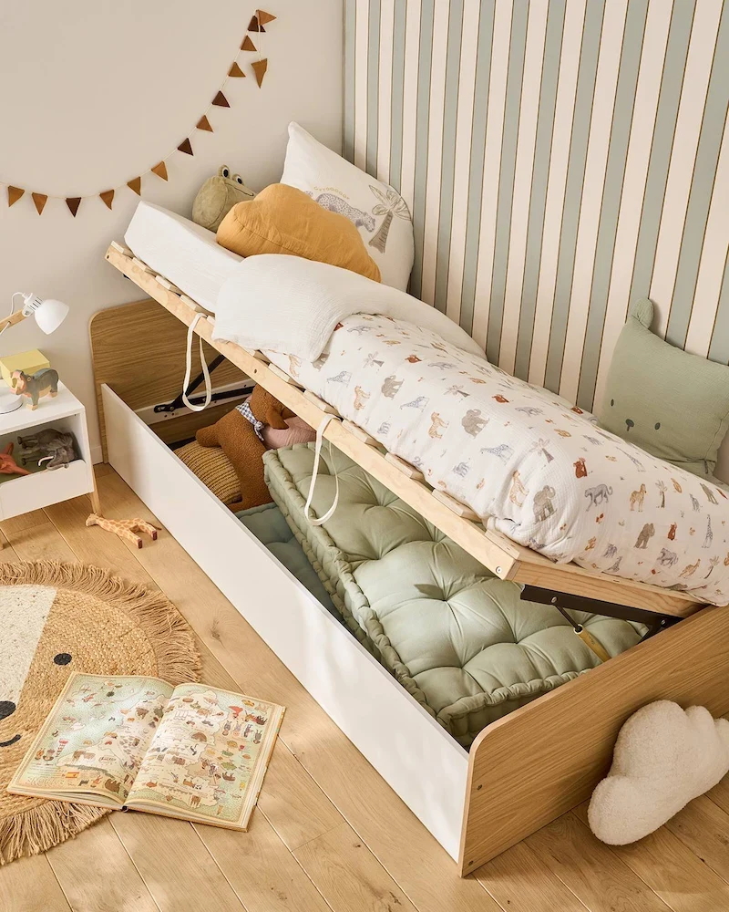 Lit coffre enfant en bois clair avec sommier relevable sur un grand rangement