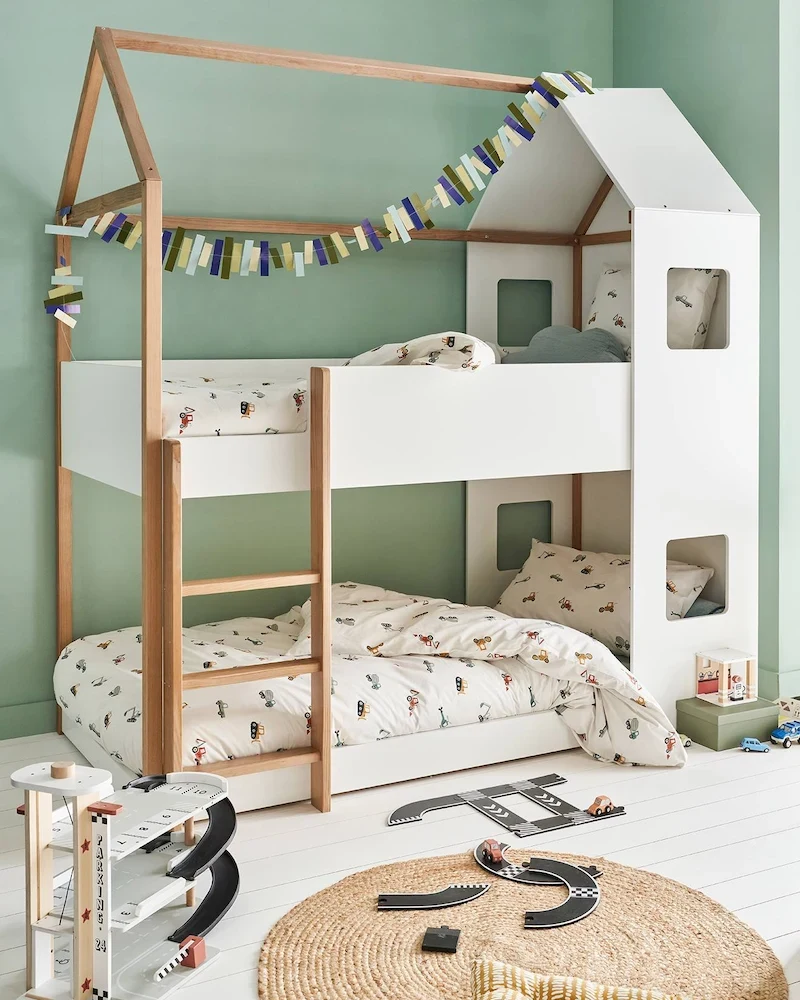 Lit superposé cabane blanc et bois de Vertbaudet avec toit en forme de maison