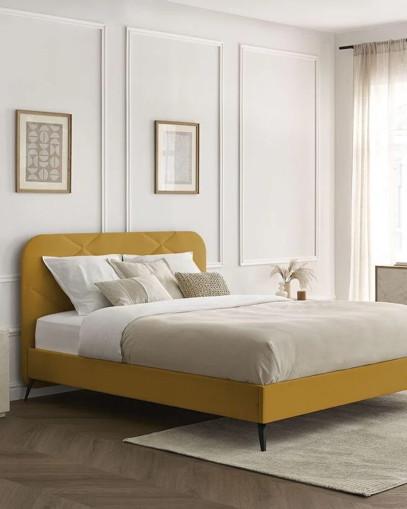 Lit Prune en velours jaune avec tête de lit piquée de Bobochic