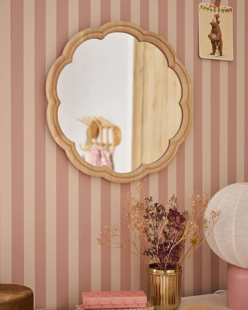 Miroir rond Feston en bois de Vertbaudet sur un papier peint rayé rose