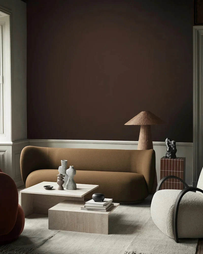 Tables basses gigognes Distinct de Ferm Living en travertin dans un salon