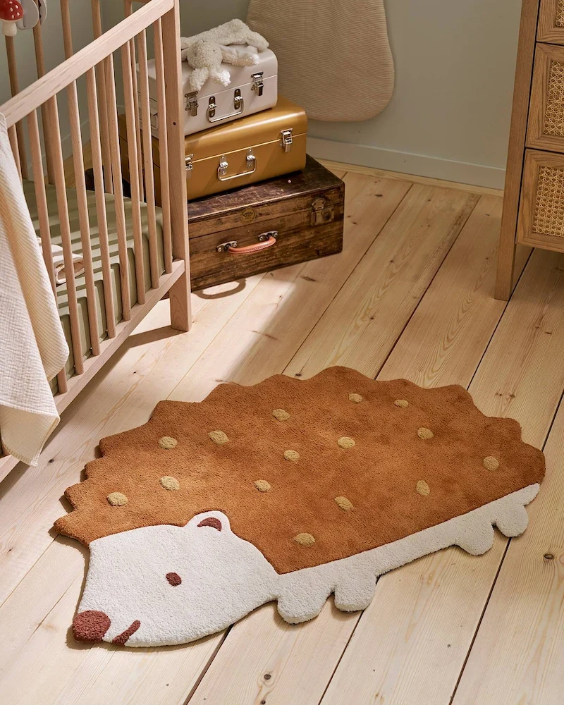Tapis Hérisson moka en coton tufté de Vertbaudet au pied d'un lit