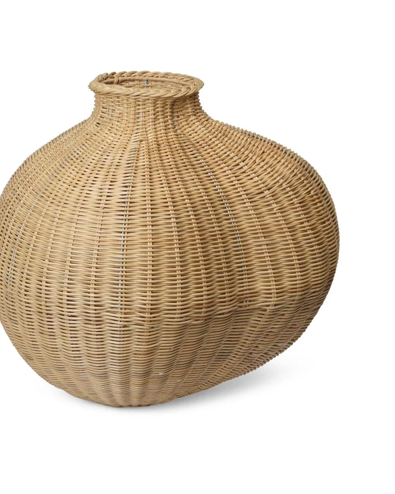Vase de sol organique en rotin tressé Bola de Ferm Living
