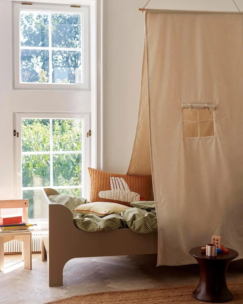 Ciel de lit Settle en coton bio écru sur tige en pin Ferm Living
