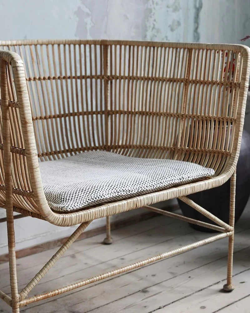 Fauteuil Coon de House Doctor en rotin tressé avec coussin gris