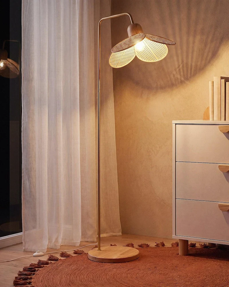Lampadaire pétales Oia en bois d'hévéa et abat-jour en rotin H142 de Maisons du Monde
