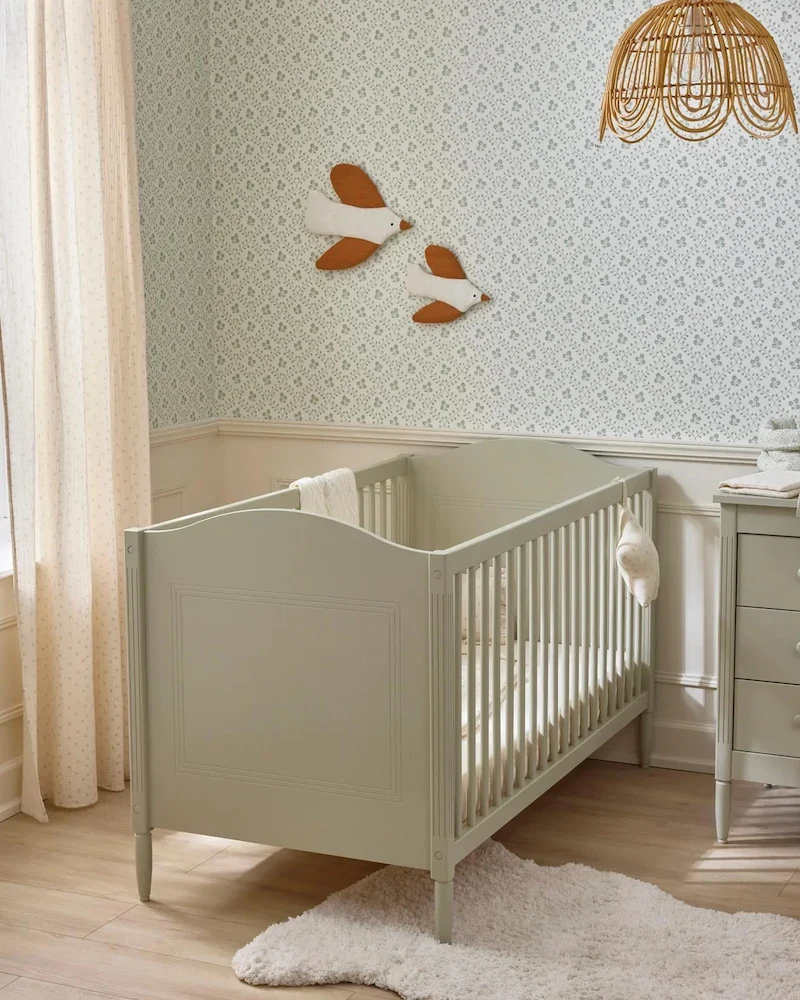 Lit bébé évolutif Léopold de Cyrillus vert doux aux motifs striés