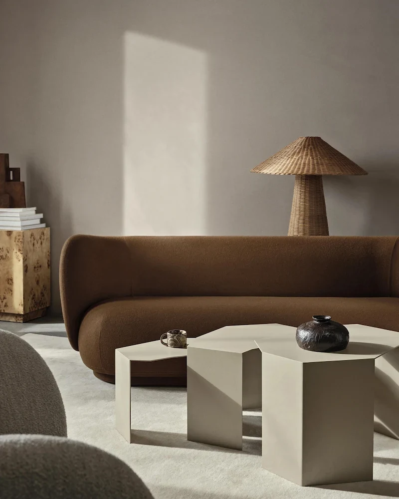 Trois tables gigognes Shard de Ferm Living en acier cachemire dans un salon
