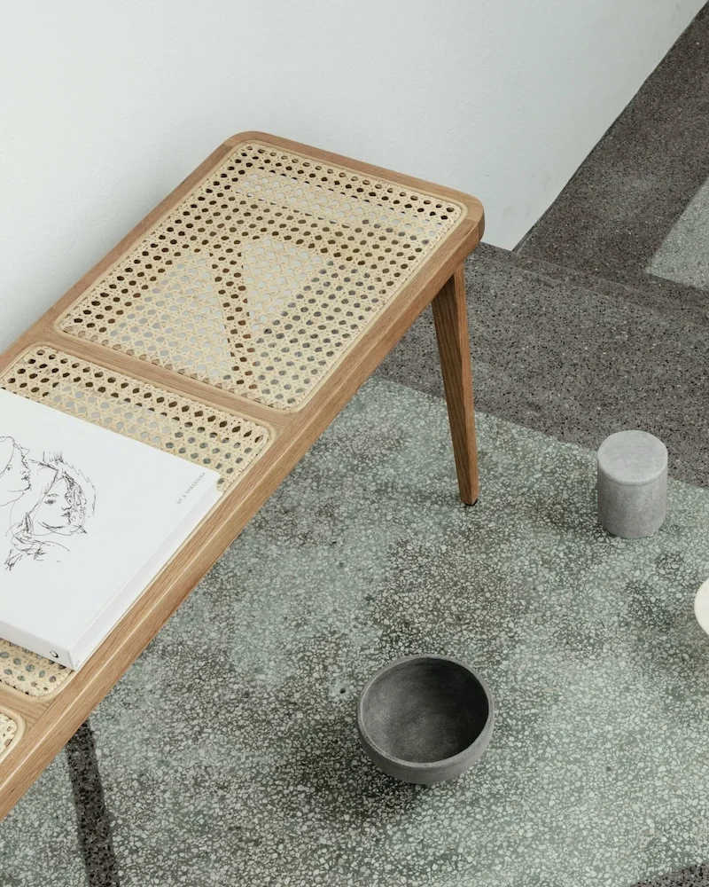 Banc Le Roi de Norr11 en chêne massif et cannage dans un intérieur épuré