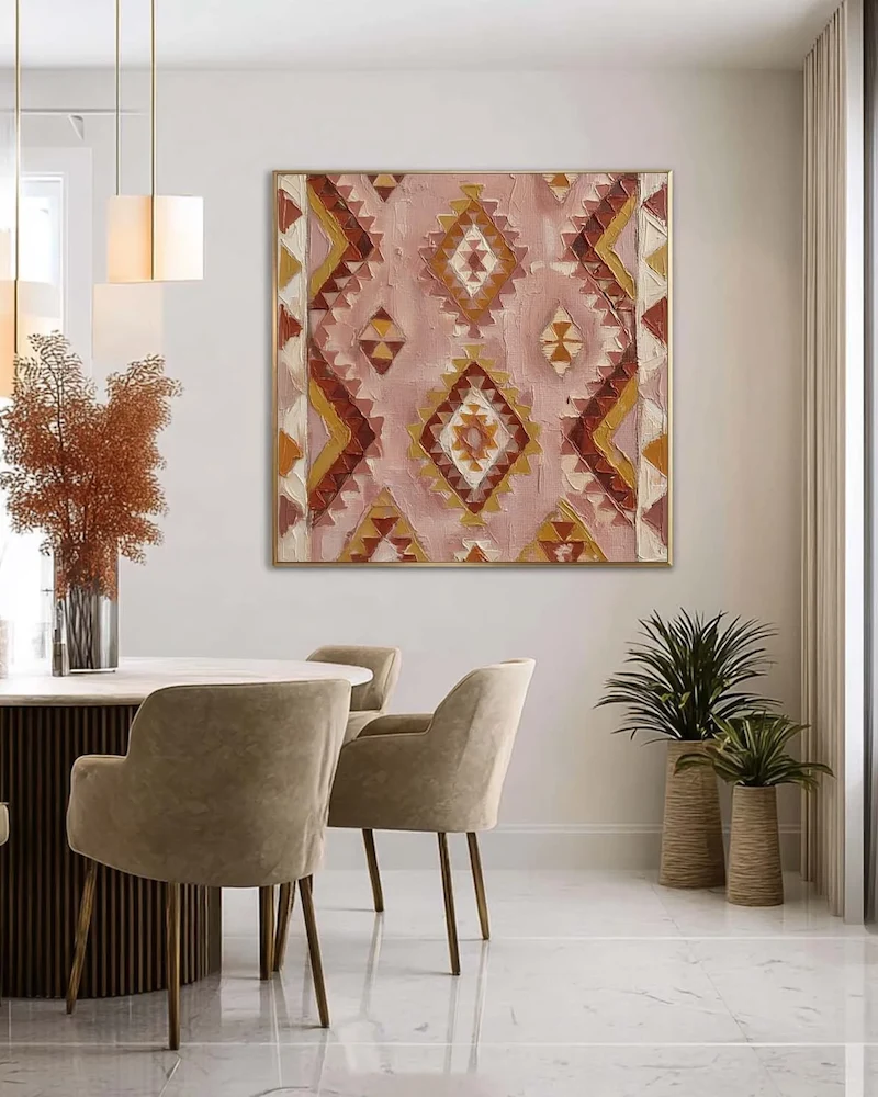 salle à manger avec cadre ethnique à motifs kilim roses, table claire et chaises en tissu beige
