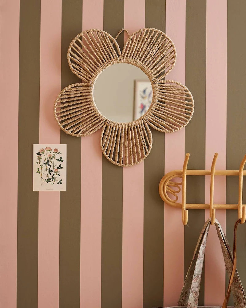 Miroir Fleur en corde de papier de Vertbaudet sur un mur rayé