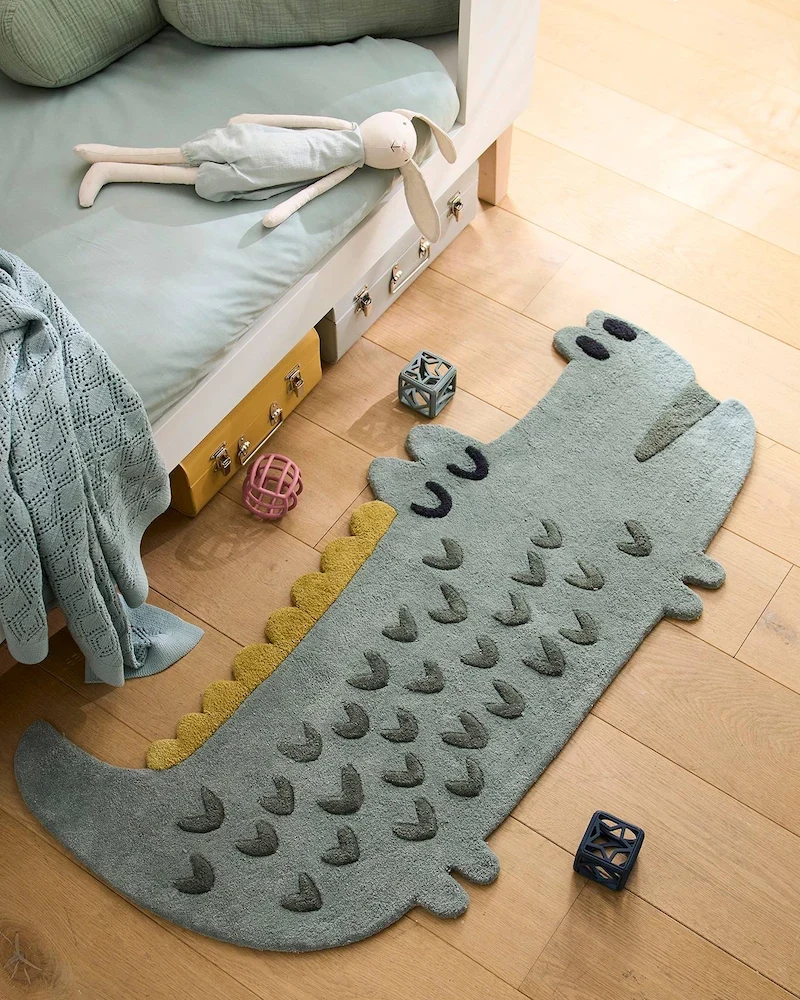 Tapis Crocodile Trek vert de Vertbaudet le long d'un lit
