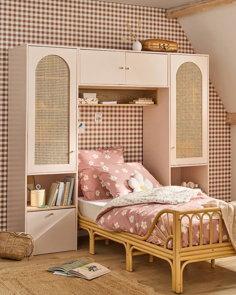 Tête de lit pont armoire rose avec portes en cannage de Vertbaudet