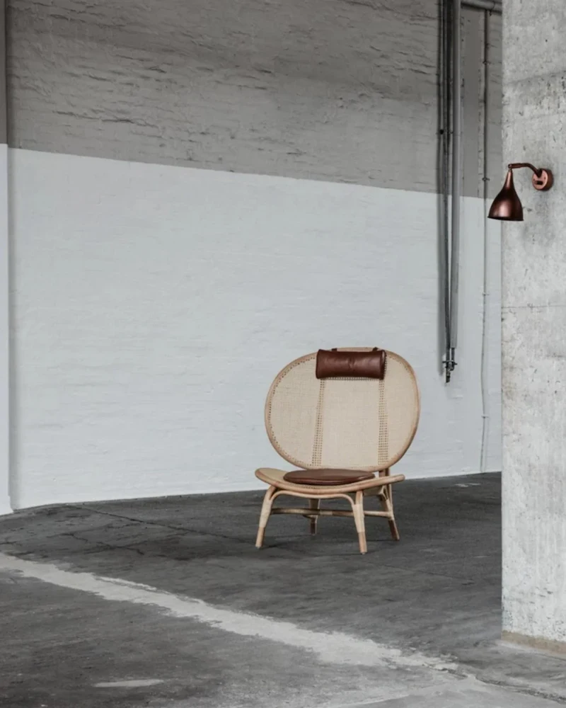 Fauteuil Nomad de NORR11 en bambou tressé avec appui-tête en cuir cognac