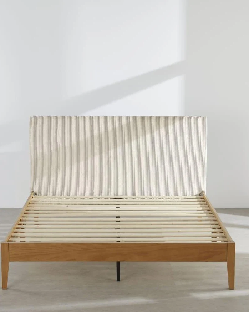 Lit Tomee en velours côtelé beige et pin massif 160x200 de Maisons du Monde