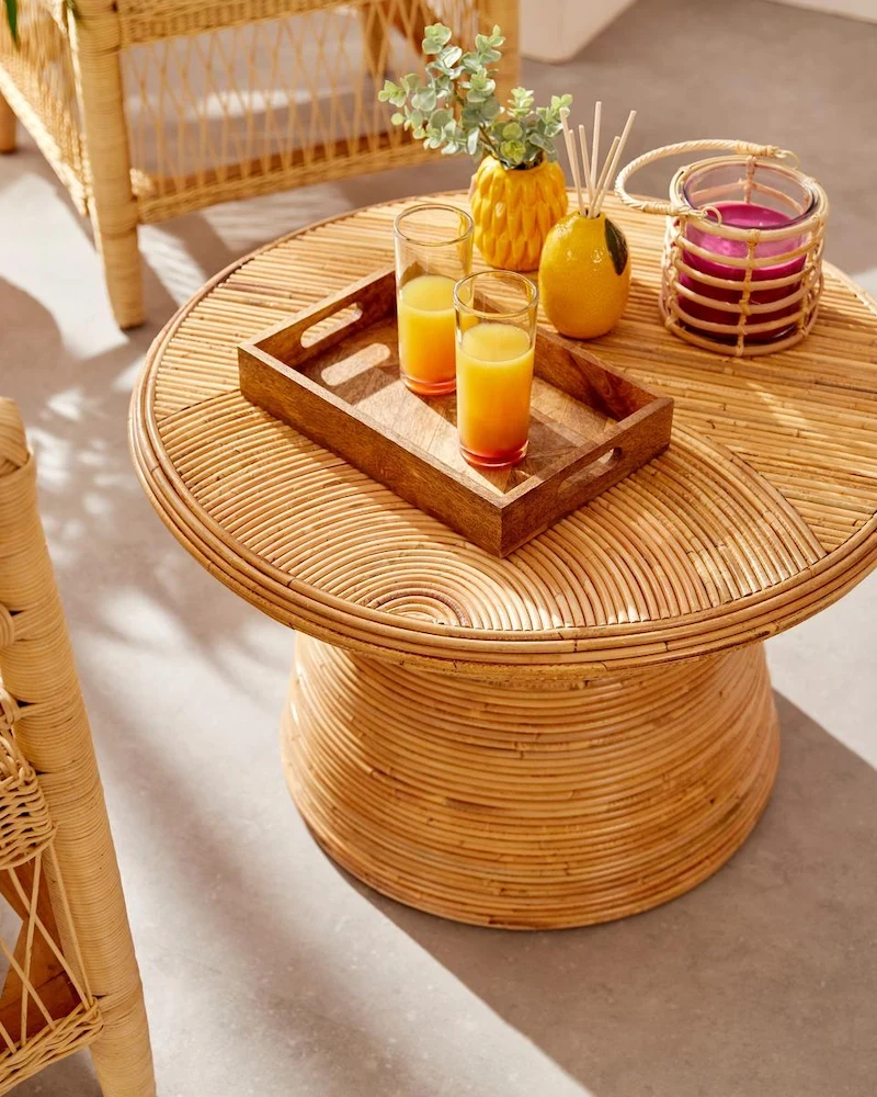 Table basse ronde Tanae en rotin tressé à motifs géométriques avec plateau d'apéritif