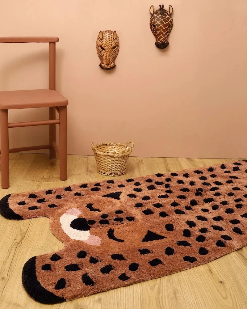 Tapis guépard Little Cheetah Nattiot dans une chambre terracotta