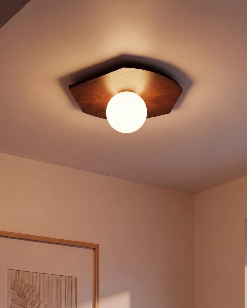 Applique murale en bois d'hévéa et globe opaque Gelila de Maisons du Monde