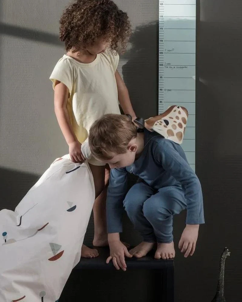 Banc enfant bleu Petit Architecte de Ferm Living avec des enfants
