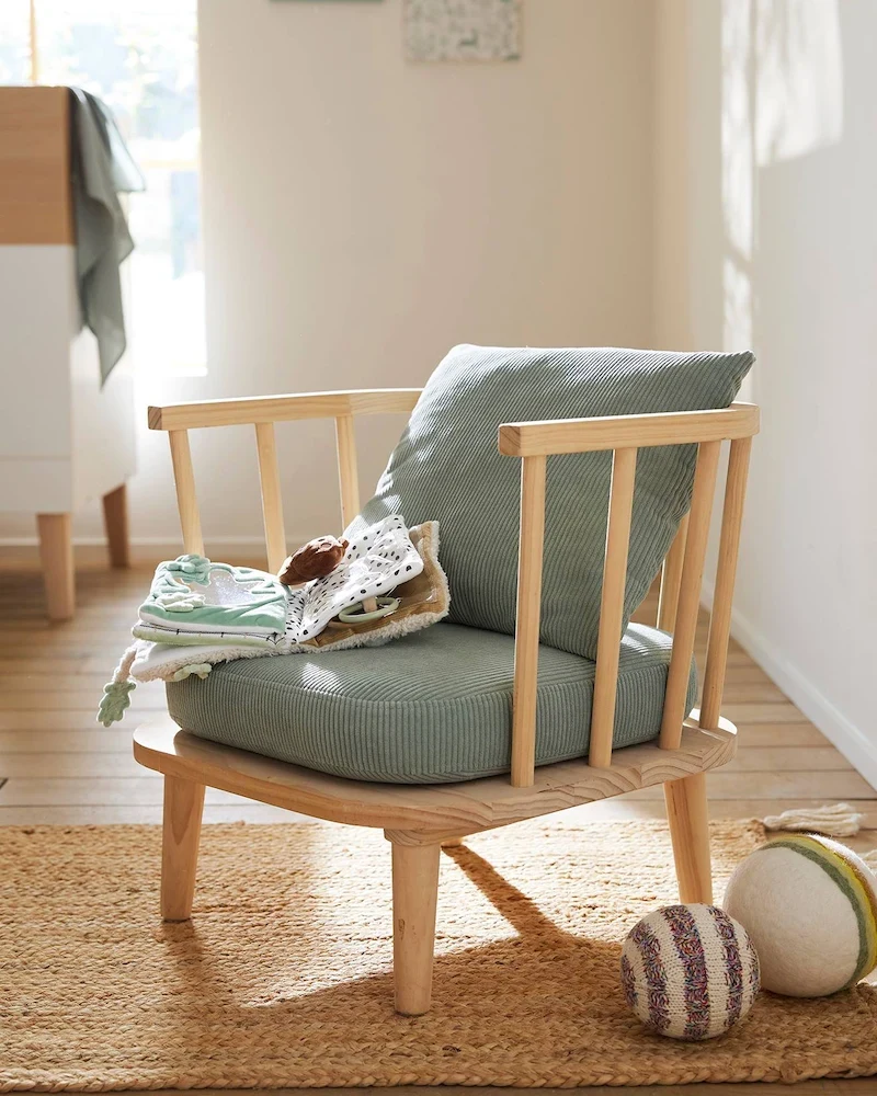 Fauteuil enfant Rétro en bois avec coussins velours vert de Vertbaudet
