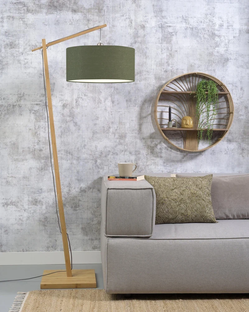 Lampadaire Andes en bambou naturel et abat-jour en lin vert forêt de Good & Mojo