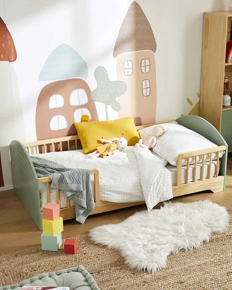 Lit enfant Arc-en-ciel vert sauge et bois 70x140 posé au sol