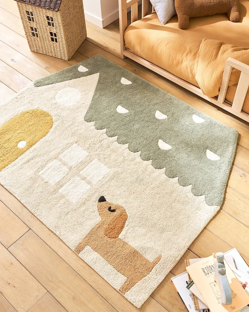 Tapis Maison avec chien de Vertbaudet au pied d'un lit