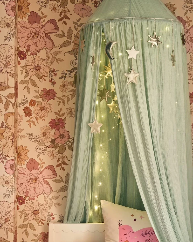Ciel de lit en gaze de coton vert sauge avec pompons
