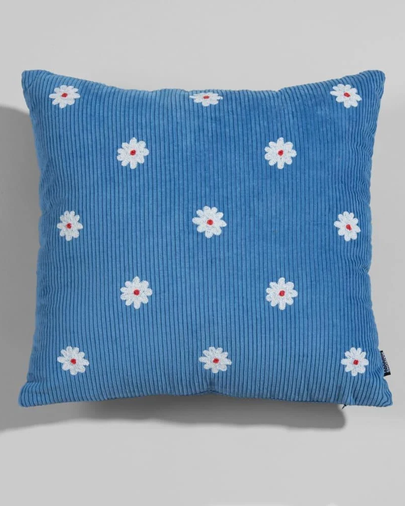 Coussin velours côtelé bleu broderies fleurs Tisbury de Maisons du Monde