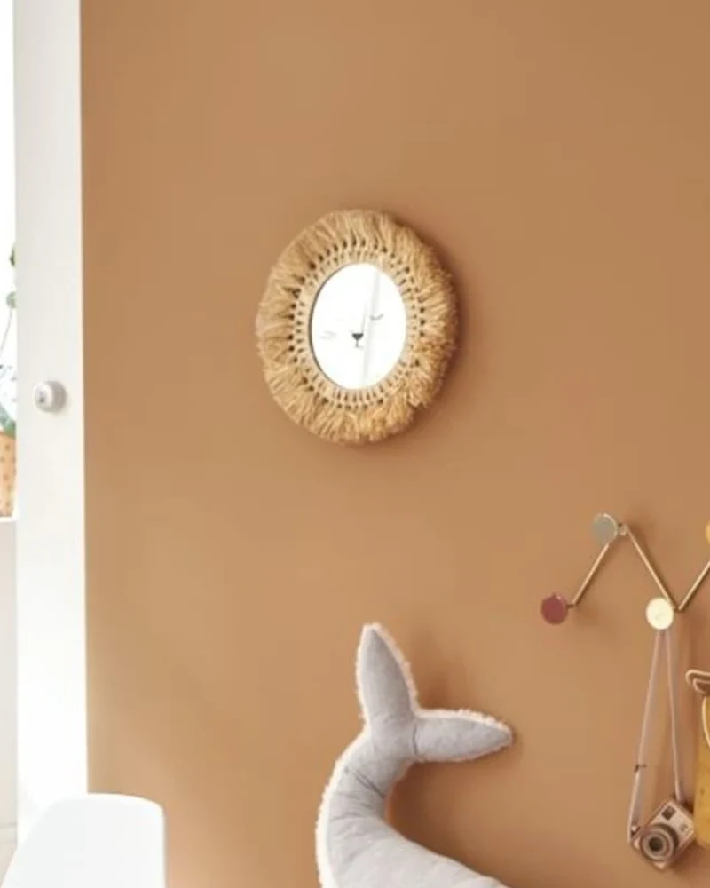 Miroir lion en raphia Malaga de Maisons du Monde dans une chambre
