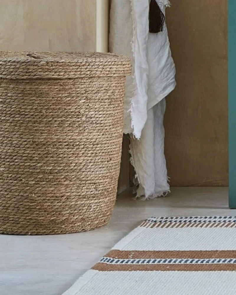 Panier à linge Aswan en fibre végétale avec couvercle de Maisons du Monde
