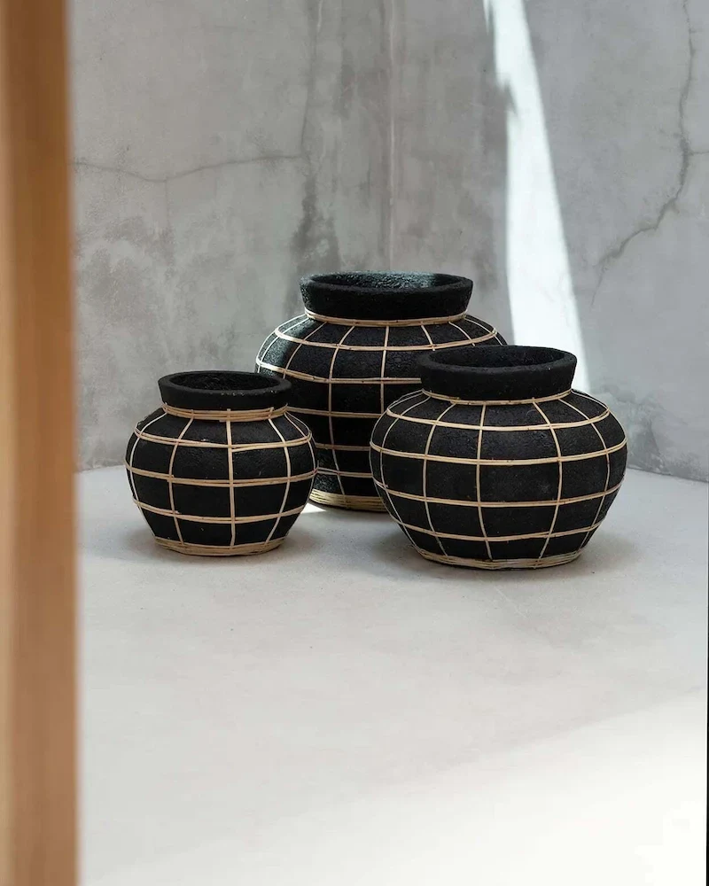 Le vase Ventre noir naturel L de Bazar Bizar