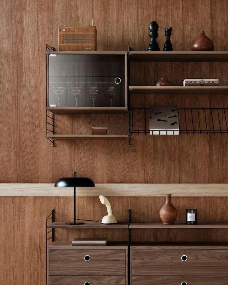 Caisson en noyer et porte vitrée String System de String Furniture