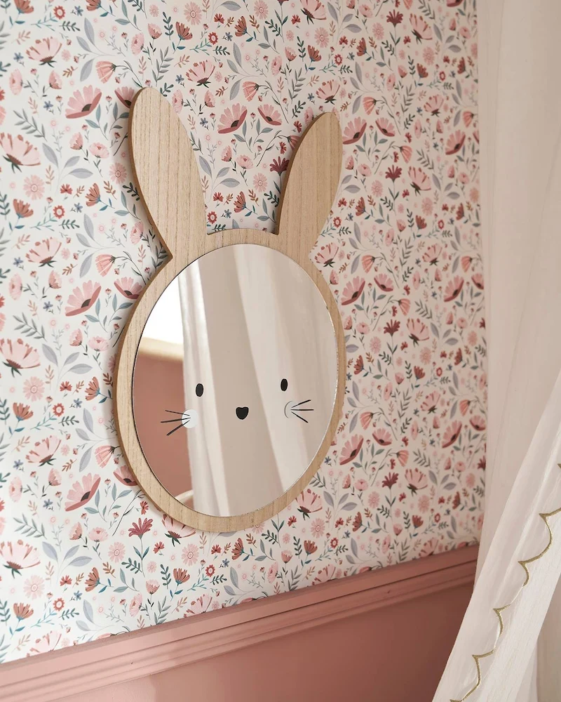 Miroir lapin en bois de Vertbaudet sur un papier peint fleuri