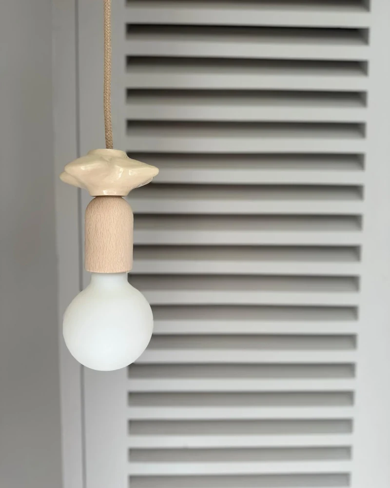 Suspension en céramique et bois une fleur claire Mona de Carré Coco