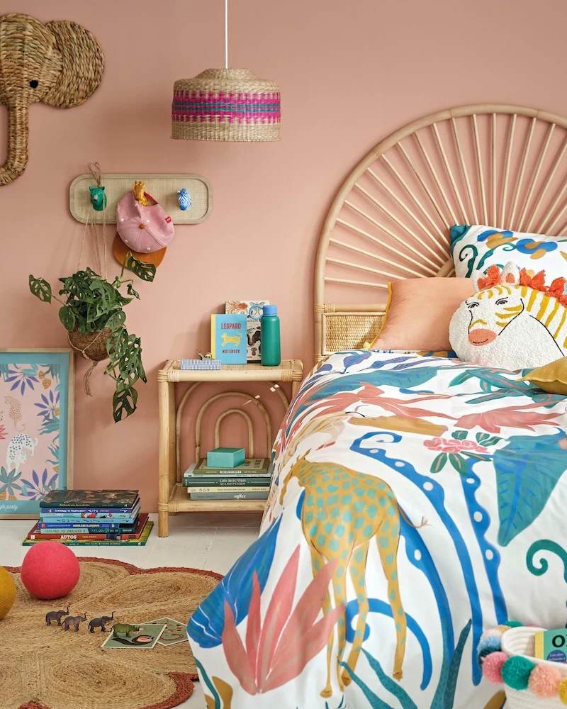 Tête de lit 90 en rotin Malaga dans une chambre d'enfant colorée