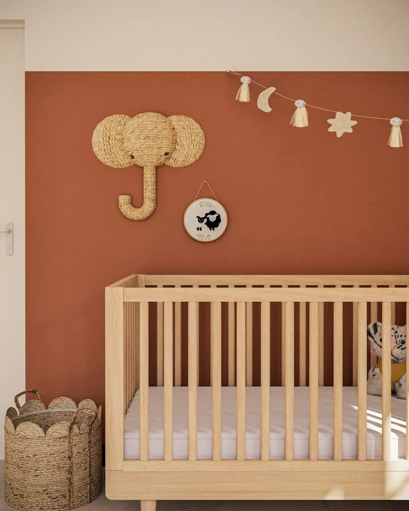 Lit bébé évolutif Mini Jungle en pin massif dans une chambre terracotta