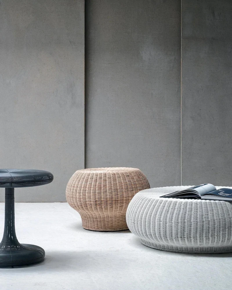 Tables basses poufs Bolla de Gervasoni en osier tressé naturel dans un salon