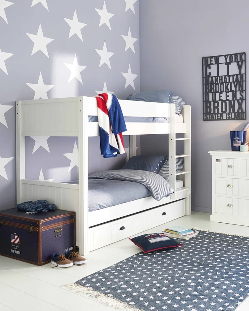 Lit superposé Newport blanc de Maisons du Monde dans une chambre étoilée