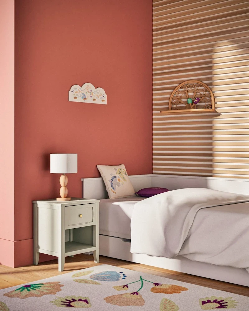 Lit extensible Happy Camper blanc de Maisons du Monde dans une chambre terracotta