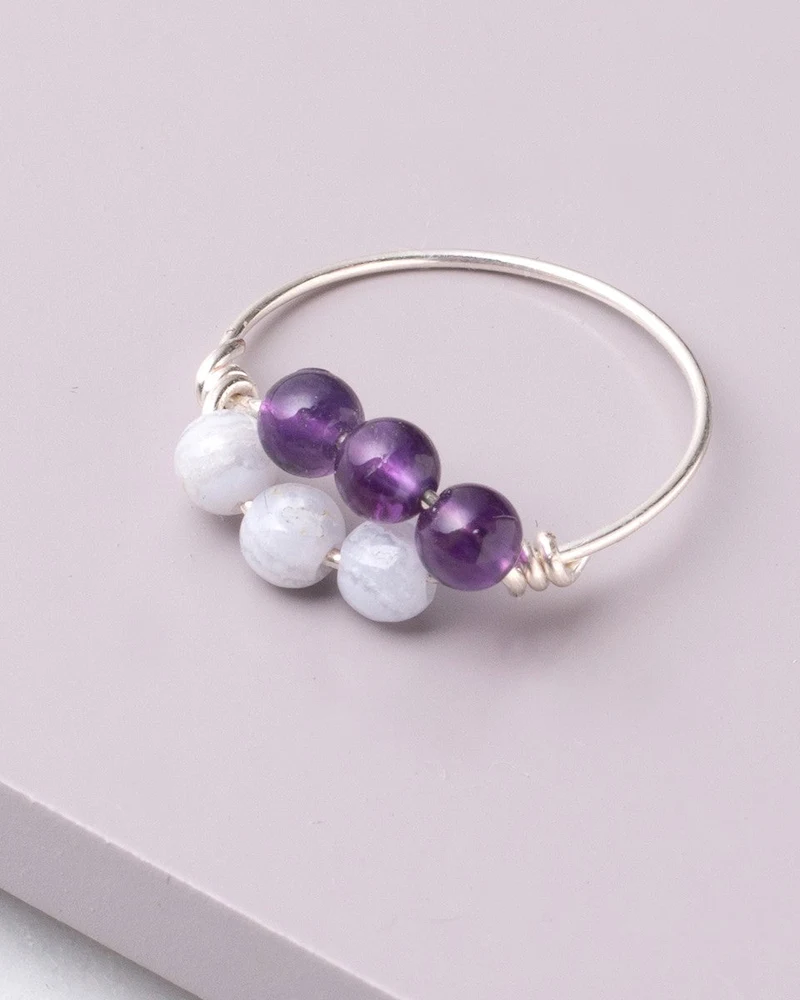 Bague en fil argenté et perles d'améthyste et d'agate