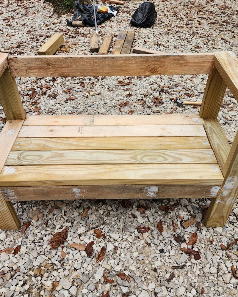 Petit canapé d'extérieur en chutes de bois avant peinture