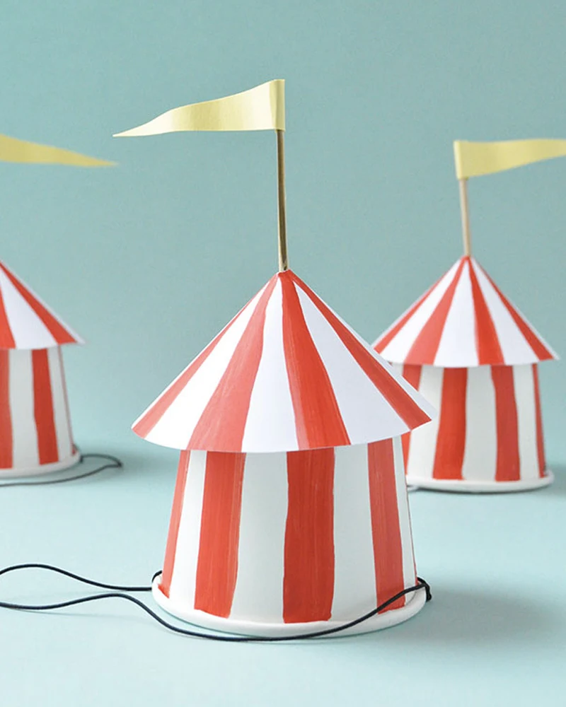 Chapeaux de cirque rayés rouge et blanc fabriqués avec des gobelets