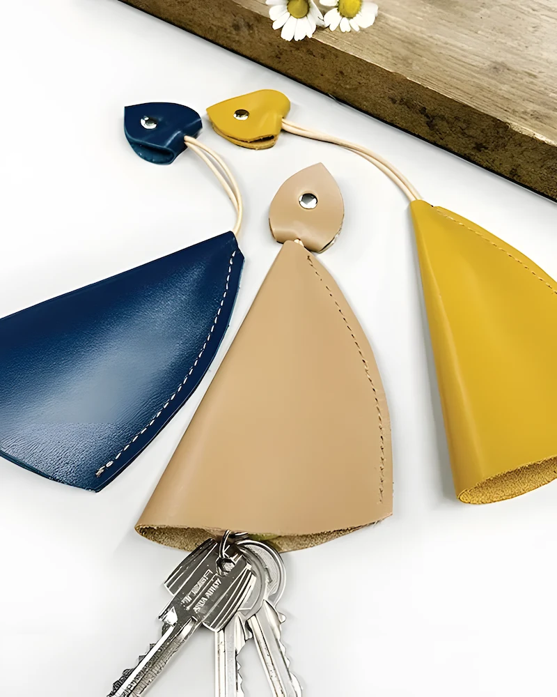 Cloches à clés en cuir bleu, beige et jaune avec leur anneau