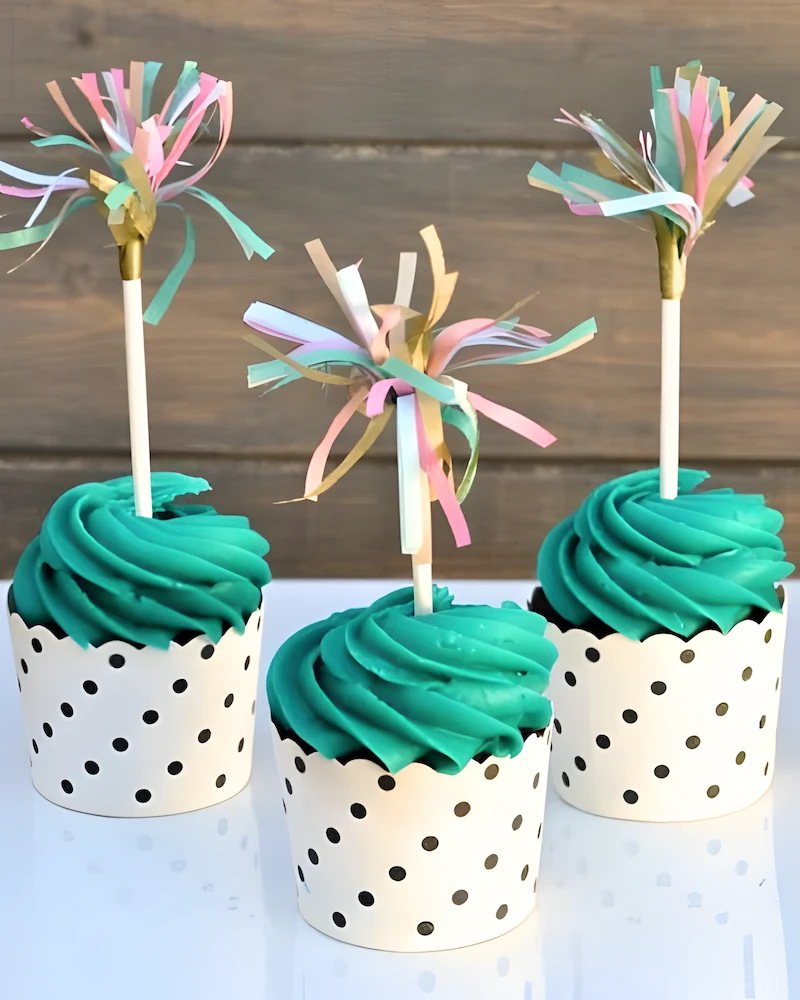 Cupcakes surmontés de toppers en franges de papier de soie