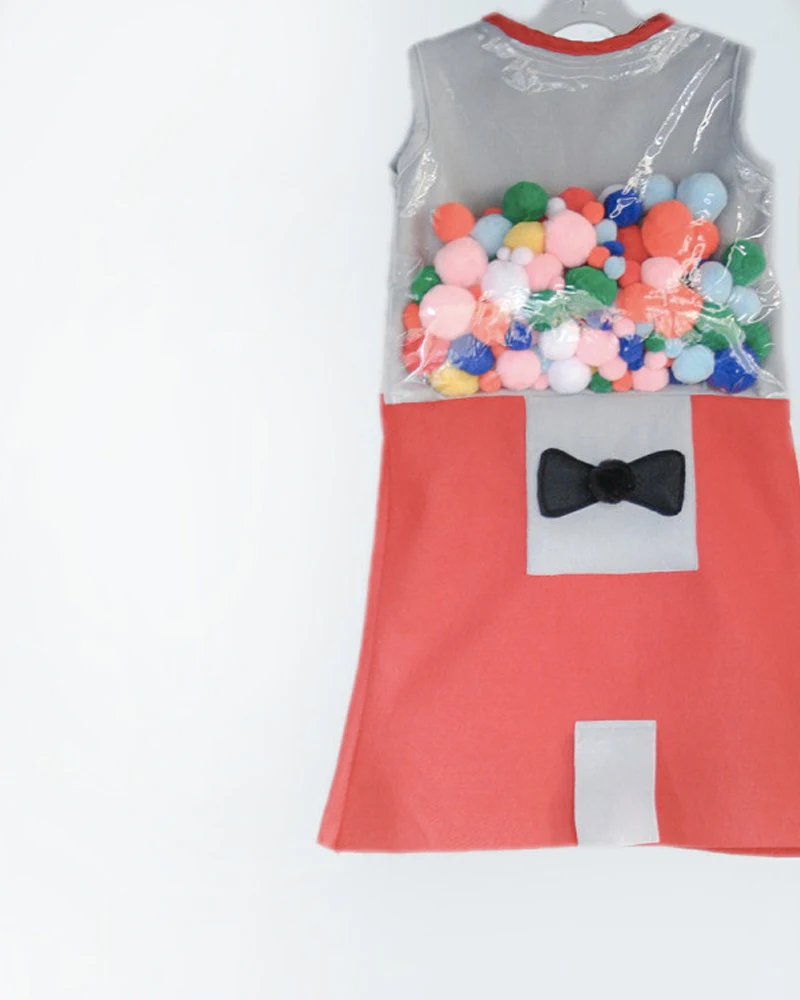 Robe en forme de distributeur de chewing-gums avec des pompons colorés