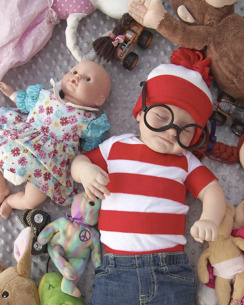 Bébé déguisé en Charlie avec un bonnet rayé et des lunettes