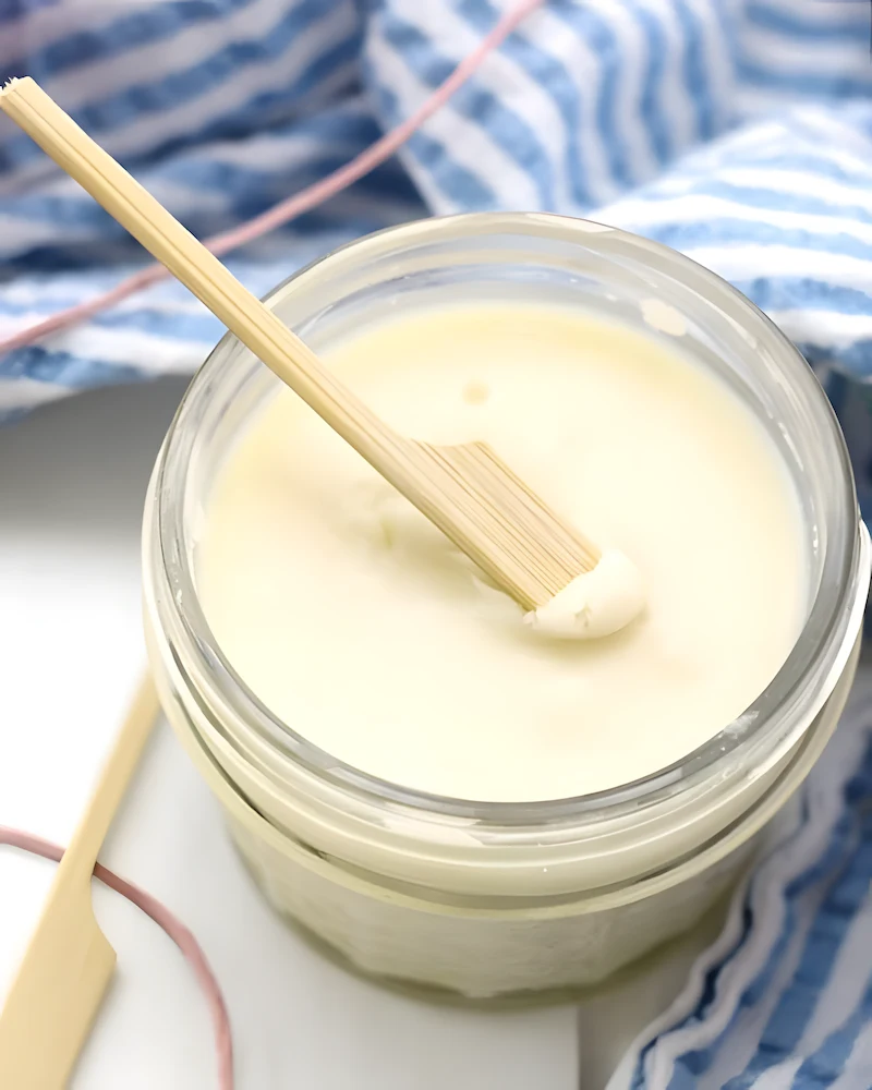 Déodorant maison en crème dans un pot en verre