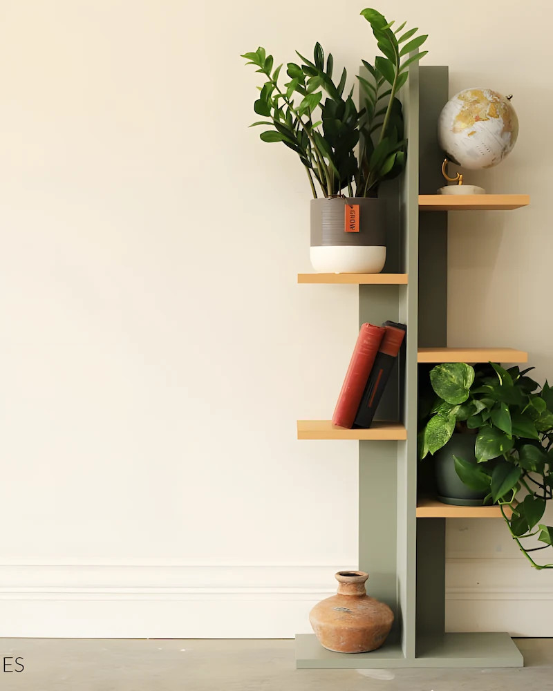 Étagère colonne en bois avec plantes vertes